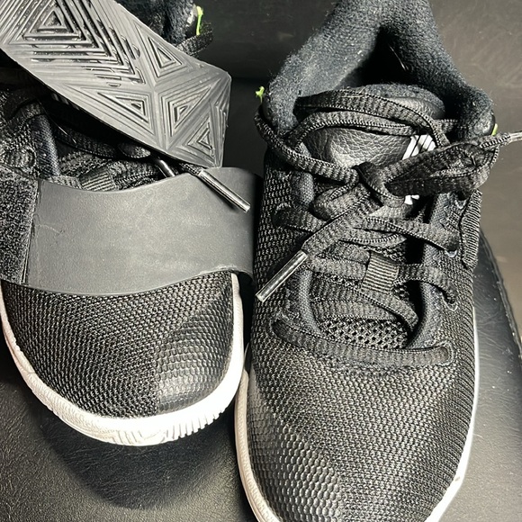 Boys Nike Kyrie Flytrap 3 Basketball Shoes Size 11C - Picture 11 of 13